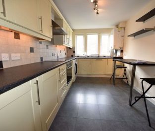 2 bedroom Flat in Alleon Court, Low Lane - Photo 2