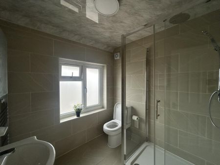 4 bedroom semi-detached house to rent - Photo 4