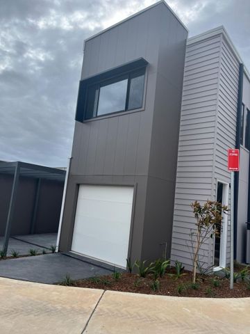 Near New 1 X Bedroom Granny Flat with Lock up Garage - Photo 5