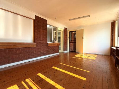 Spacious Family Home in Quiet Cul-De-Sac Location - Photo 2