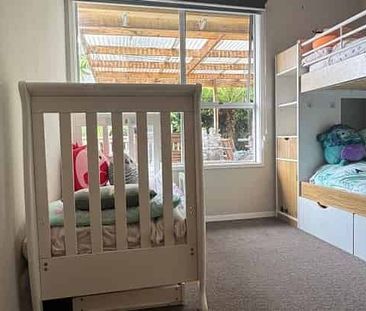 A home on 1/4 acre in the centre of Riverhead - Photo 2