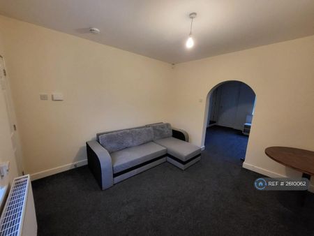 3 bedroom end of terrace house to rent - Photo 2