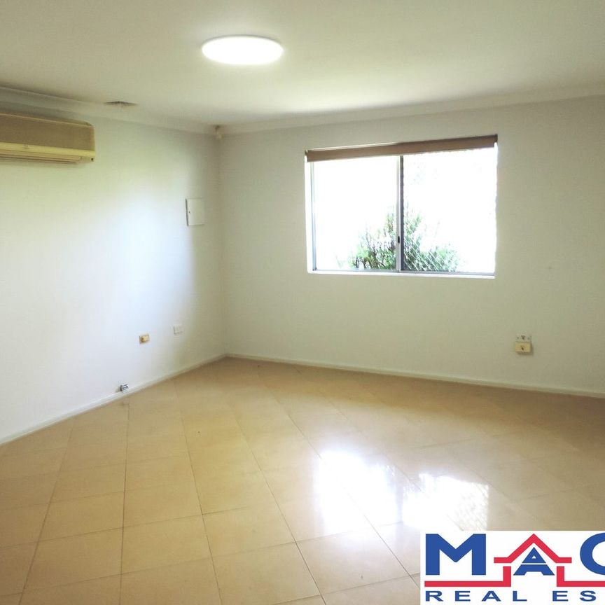 *** NEAR BUS, SHOPS, SCHOOL *** IDEAL FAMILY HOME ***NO CARPETS *** - Photo 1