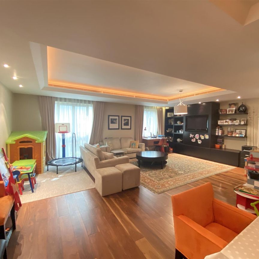 3 bed apartment to rent in Lancelot Place, Knightsbridge, SW7 - Photo 1