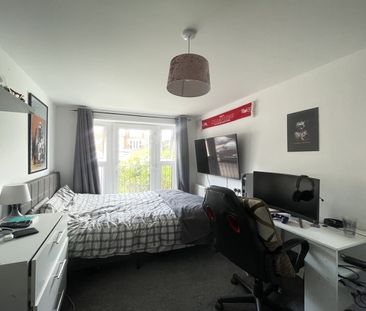 Alexander Square, Eastleigh - Photo 3