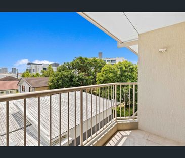 Spacious Top Floor Apartment - 100m from Broadwater - Photo 2