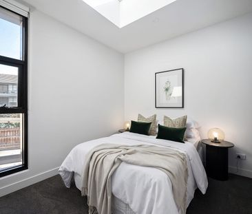 Contemporary Dual-Level Living with a Private Courtyard - Photo 6