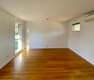LOCATION AND COMFORTABLE FAMILY HOME - Photo 5