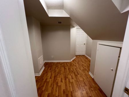 For Lease - 13 Grosbeak Crescent Unit# Basement, Toronto, Ontario - Photo 3