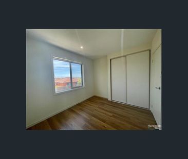 Modern 3-Bedroom Home with Abundant Natural Light - Photo 4