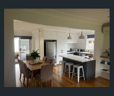 Beautifully renovated 3 bedroom home with modern amenities. - Photo 1