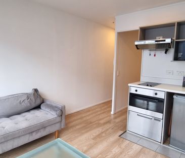 Newly Refurbished Apartment - Photo 4