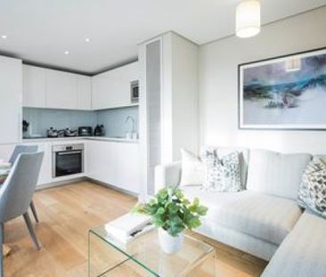 Three Bedroom Flat to rent in London - Photo 1