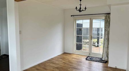 3 Bedroom, 2 bathrooms in Waikanae Beach - Photo 2