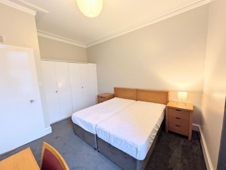 3 bedroom flat to rent - Photo 2