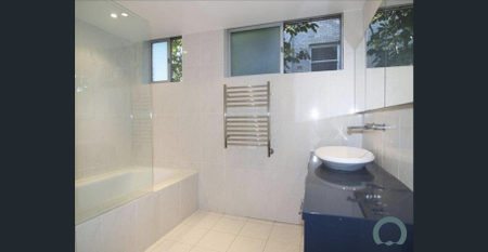 Two Bedroom Apartment in the Heart of Mosman - Photo 2