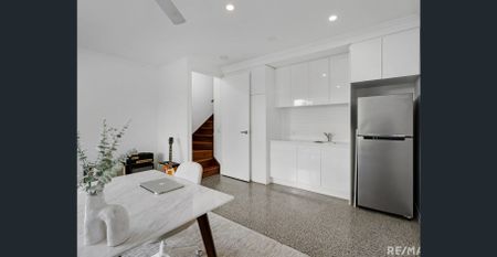 THREE BEDROOMS + GROUND-FLOOR RETREAT - Photo 2