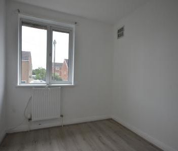 3 bedroom Terraced House To Let - Photo 4