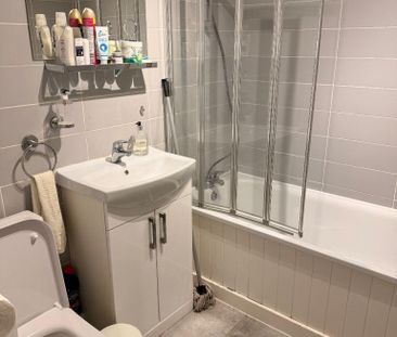 1 bedroom in a flat share to rent - Photo 4