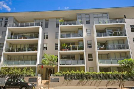 Tranquil setting - opposite the beautiful Redfern Park - Photo 5