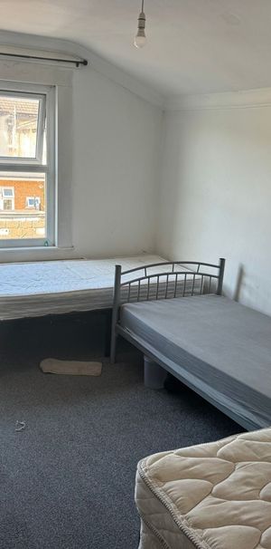 Room in a Shared House, Third Avenue, E12 - Photo 2