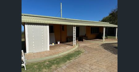 Spacious Home with Swimming Pool! - Photo 4