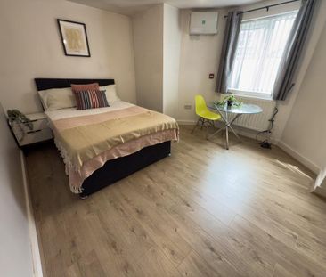 5 bedroom semi-detached house to rent - Photo 4