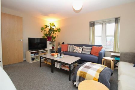 2 bedroom flat to rent - Photo 2