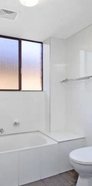 SPACIOUS TWO-BEDROOM APARTMENT! - Photo 1