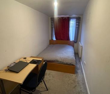 5 bedroom semi-detached house to rent - Photo 3