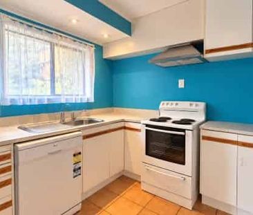 3 BEDROOM TOWNHOUSE - Photo 2