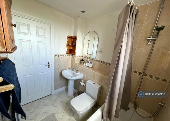 1 bedroom in a flat share to rent - Photo 1