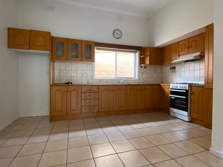 23 Clyde Street, Thornbury VIC 3071 - House For Rent | Domain - Photo 3