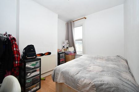 3 Bed Flat, Ling Road, E16 - Photo 3