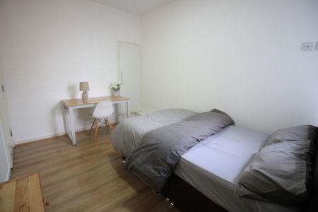 6 bedroom terraced house to rent - Photo 4