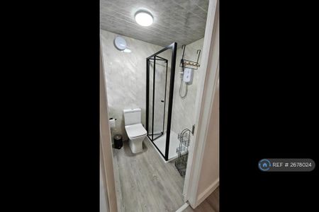 1 bedroom in a house share to rent - Photo 5