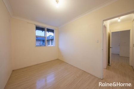 Spacious Three-Bedroom Apartment in a Quiet Hillsdale Street - Photo 2