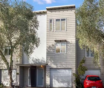 Recently refreshed, well-presented 3 bedroom, 2 Bathroom Townhouse - Photo 4