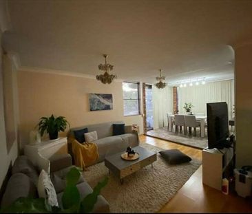 LIGHT & SUNNY 2 BEDROOM SECURITY APARTMENT - Photo 3