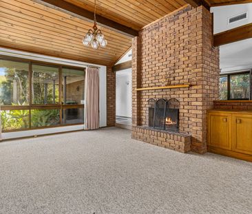 SPACIOUS FAMILY LIVING – PERFECT LOCATION - Photo 2