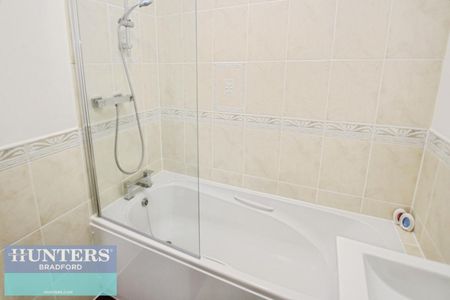 2 bedroom Flat To Let - Photo 2