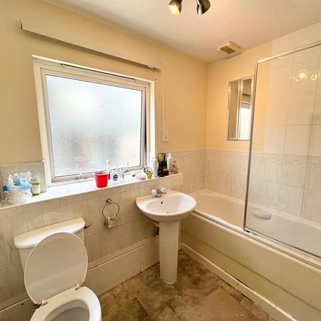 1 bedroom in a house share to rent - Photo 4