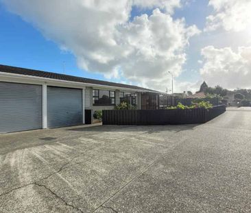 Windsor Townhouse - Prime Location Living - Photo 5