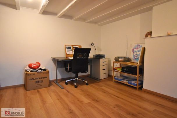 Ruime gezinswoning met 4 slaapkamers, tuin, terras en 2 staanplaatsen te huur - Foto 1