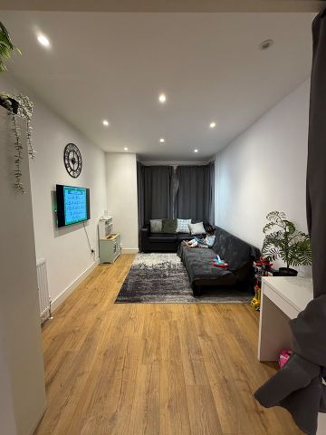 Room in a Shared Flat, Dersingham Avenue, E12 - Photo 2