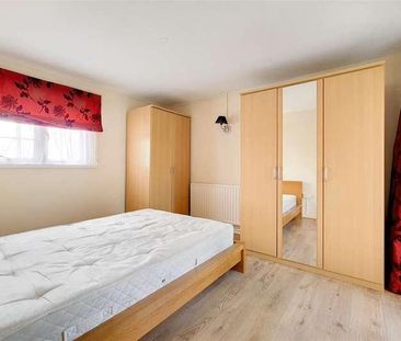 Holly Lodge, Winchmore Hill, London, N21 - Photo 1