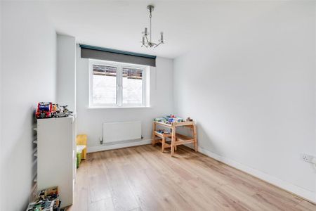 4 bedroom semi-detached house to rent - Photo 2