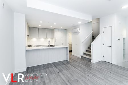 Townhouse in North Vancouver, BC - Photo 5