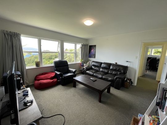 3 Bedrooms in Melrose - Photo 1