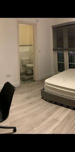 Room in a Shared House, Manchester Road, E14 - Photo 1